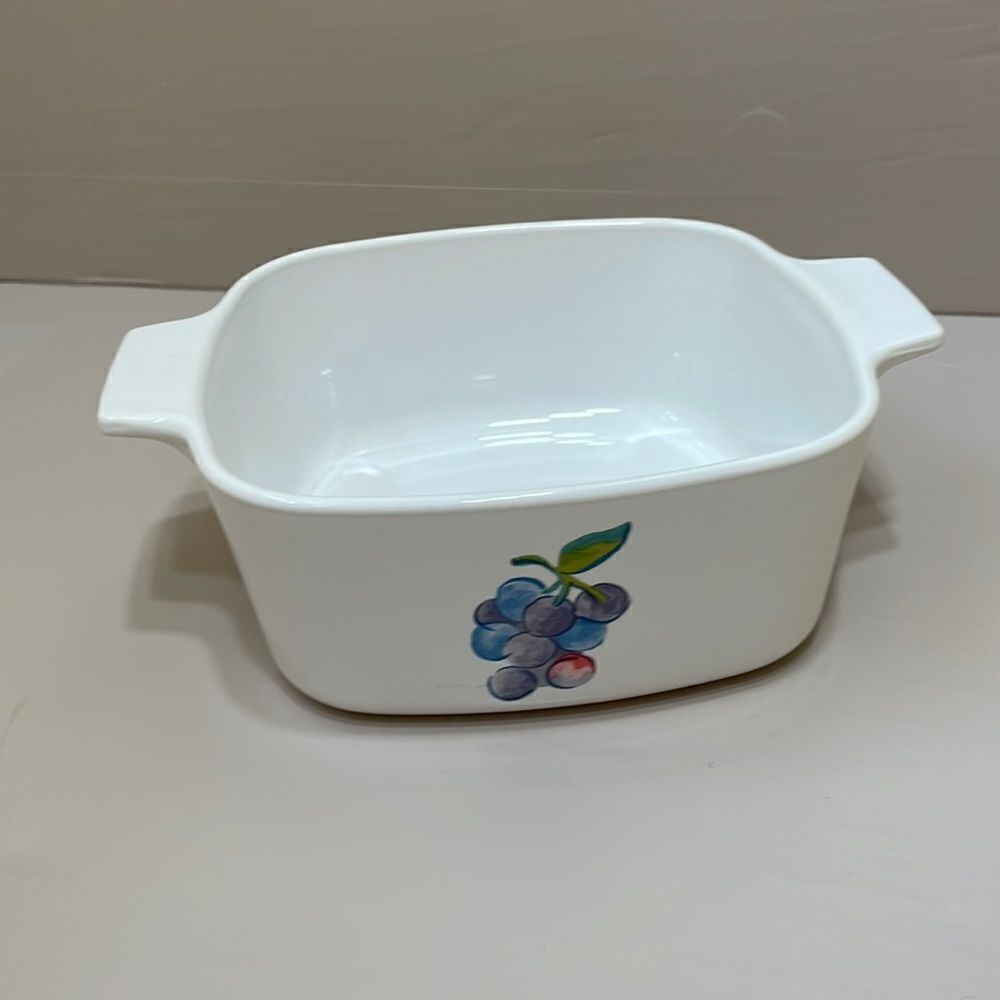CORNINGWARE 1.5 QUART BAKING DISH IN GRAPE MOTIF